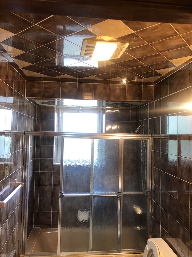 Main bathroom with a winff ft ow - 8717 17th Ave