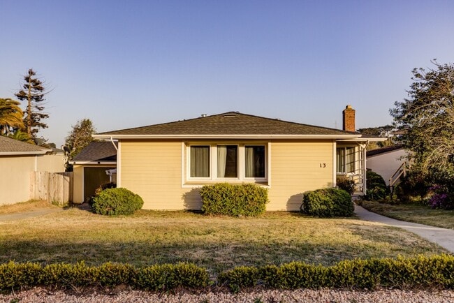 Foto del edificio - 13 Hermosa Ln