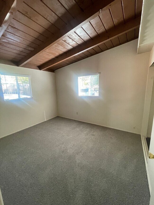 Foto del edificio - Charming 3-Bedroom in Quiet Cul-de-sac-$30...