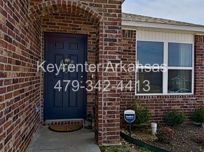 Building Photo - Stylish 3 Bed / 2 Bath with Open Layout & Backyard Retreat