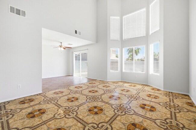 Foto del edificio - "Modern Comfort Close to Nellis Airforce Base: Spacious 3-Bed Home with 2.5 Baths in Vibrant Las ...