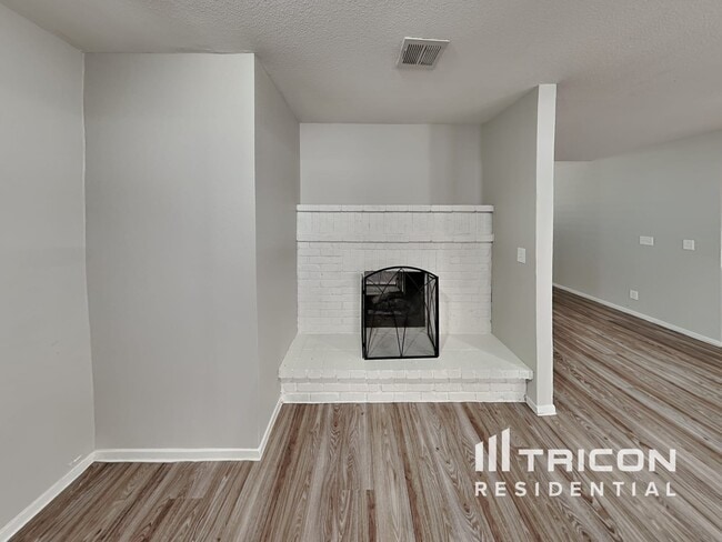 Building Photo - 5723 Deer Valley Dr