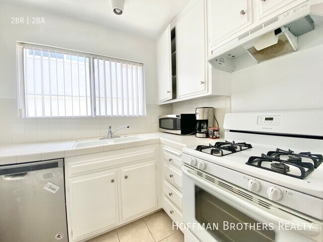 Building Photo - 1229 12th St Santa Monica, CA 90401