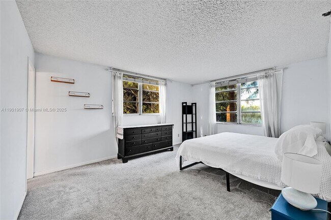 Foto del edificio - 3001 W Rolling Hills Cir