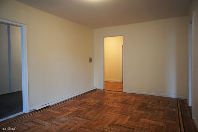 Foto del edificio - 1 br, 1 bath  - 2110 Bronx Park E