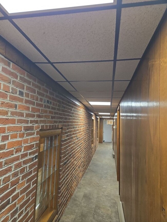 Building Photo - 203 Lincoln Way E