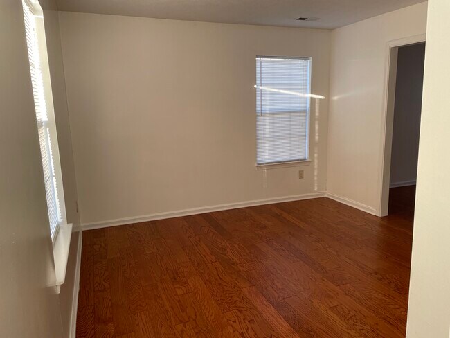 Building Photo - 620 McLaw Dr