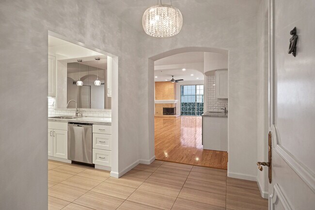 Building Photo - 930 N Doheny Dr