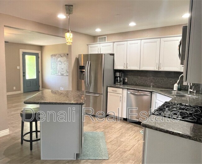 Foto del edificio - 2330 W Whitton Ave