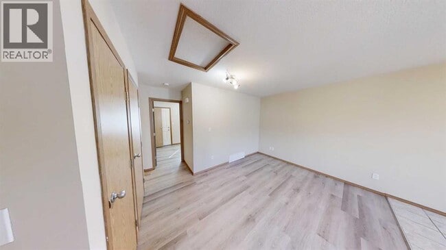 Building Photo - 9225-9293 93 Ave