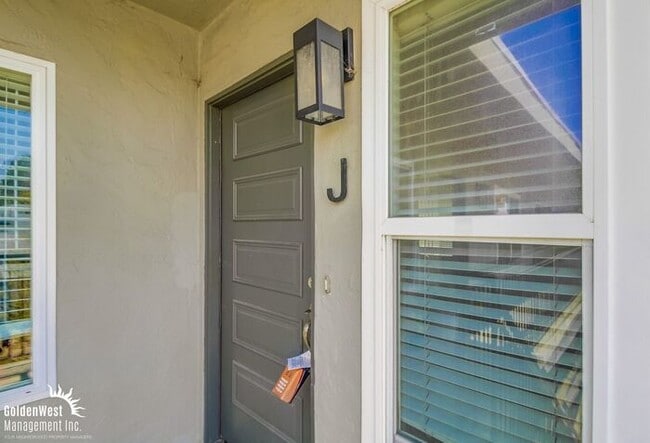 Building Photo - Charming Top Floor 2Bdm 1Ba Condo in the V...