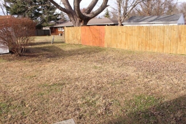 Building Photo - 520 N Oak St