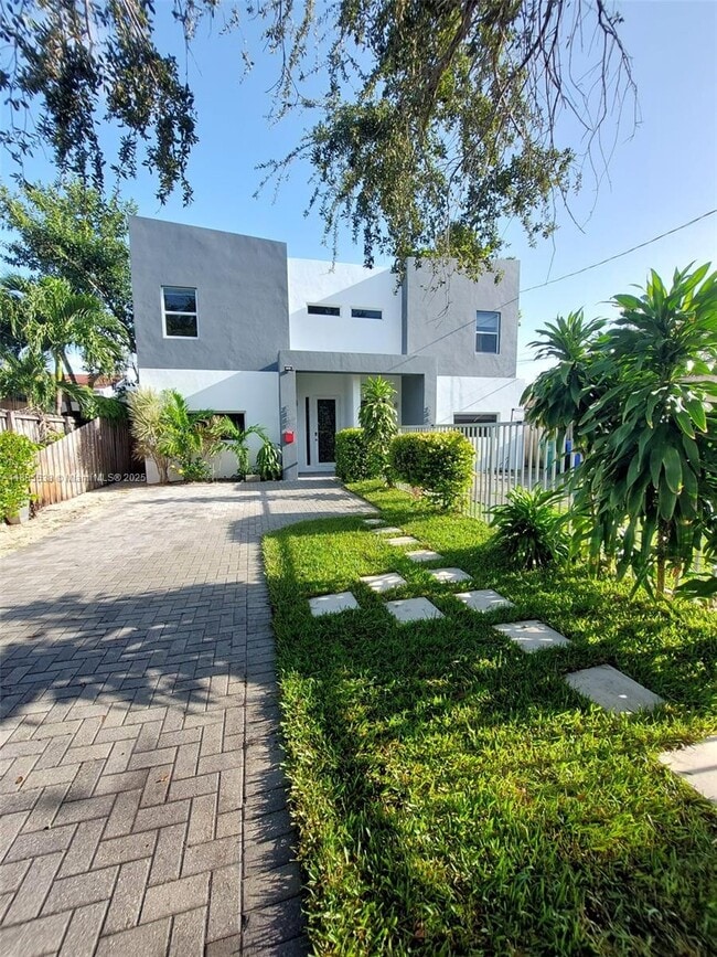Building Photo - 2839 SW 25th Ter