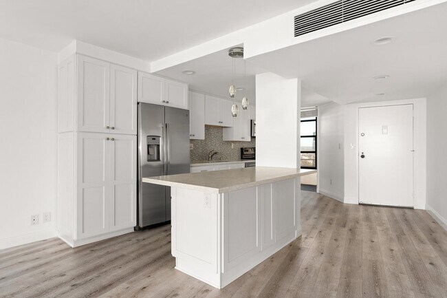 Building Photo - 4316 Marina City Dr