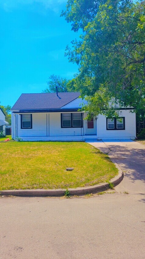 Primary Photo - 1723 N Spruce Ave