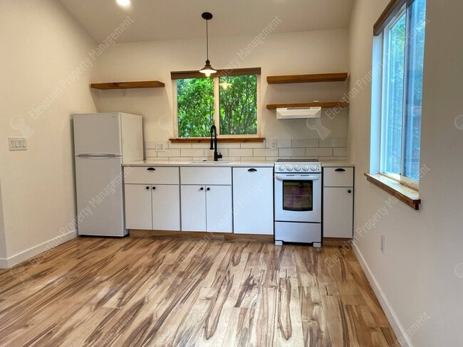 Building Photo - Cute newer built ADU near Downtown Bend