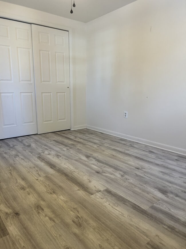 Foto del edificio - 673 Overlys Grove Rd