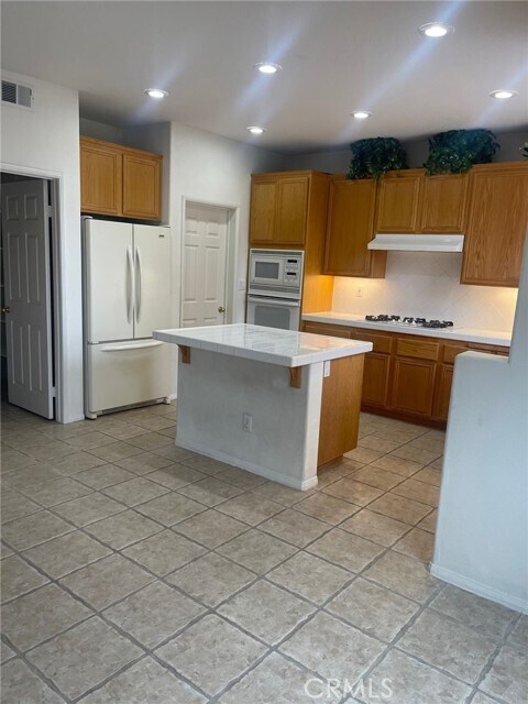 Building Photo - 45483 Vista Verde