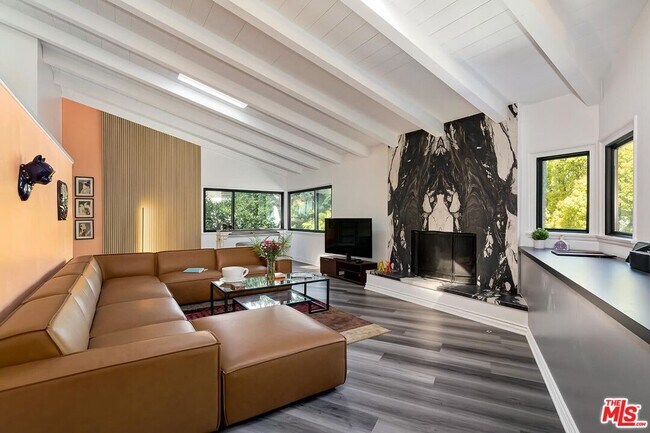 Foto del edificio - 3141 Lake Hollywood Dr