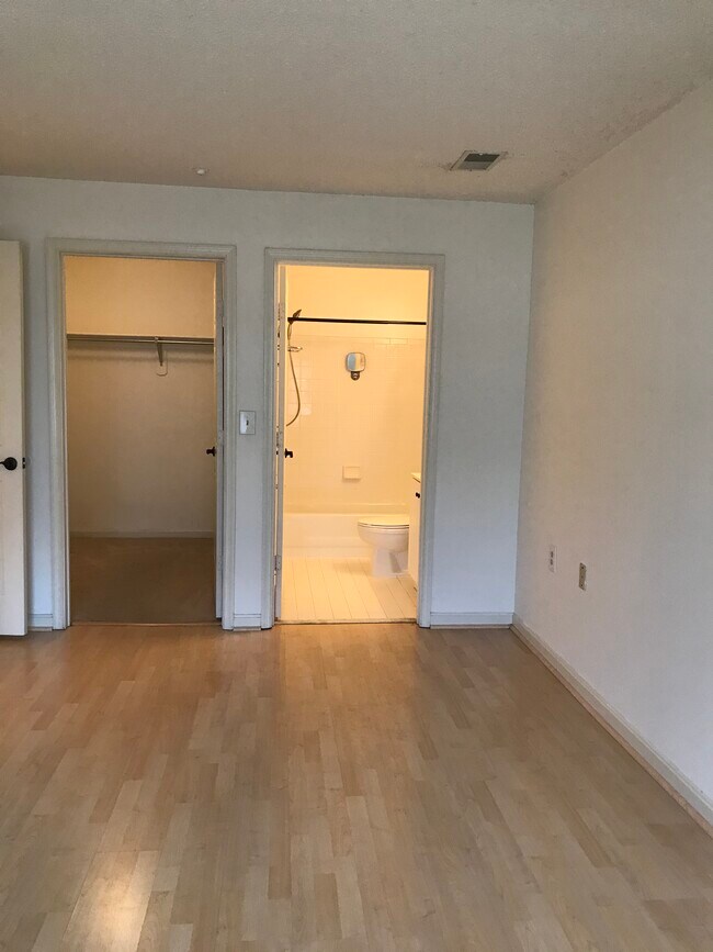 Building Photo - 10009 Vanderbilt Cir