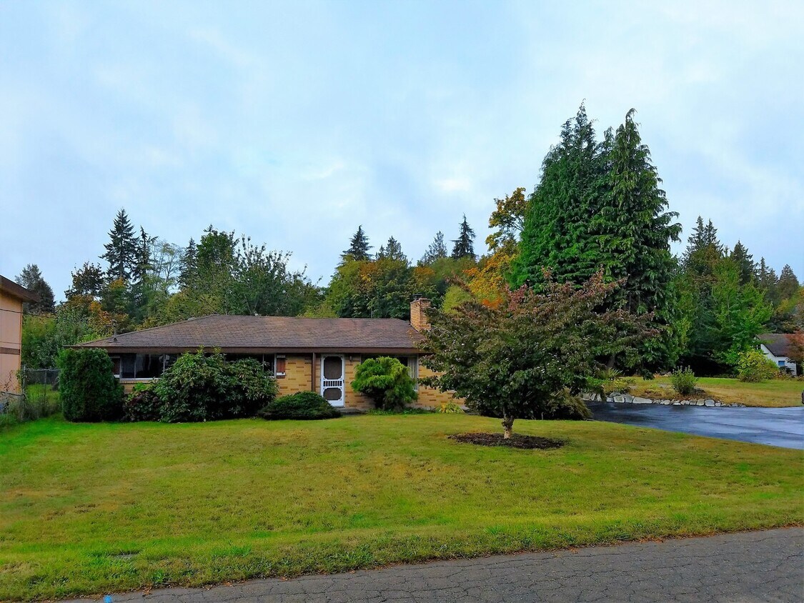 Primary Photo - Classic Mid-Century Modern Rambler In Port...
