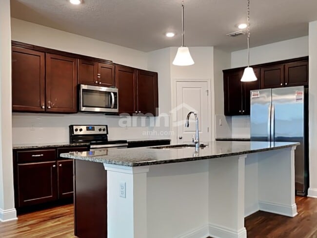 Building Photo - 3255 Roundabout Dr