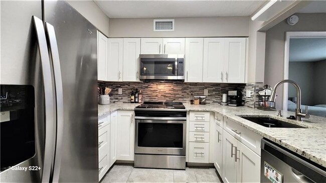 Building Photo - Spacious 2/2 in East Deerfield Beach! Grea...