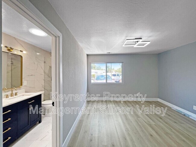 Foto del edificio - 3115 Calzar Dr