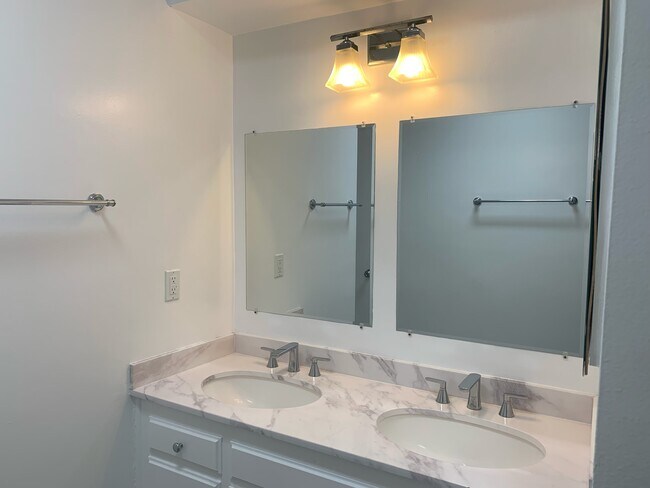 Bathroom - 2346 Kerwood Ave