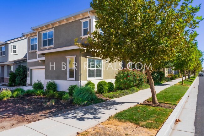 Building Photo - Charming 5 -Bedroom Home with 3 Full Baths...
