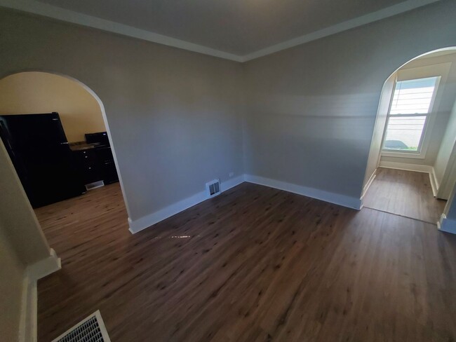 Building Photo - Pet friendly 2 bedroom, 1 bathroom home wi...