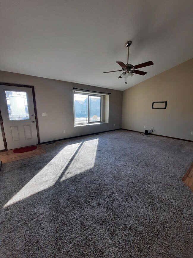 Foto del edificio - 4 BED | 3 BATH | DOUBLE GARAGE | MALL RIDGE