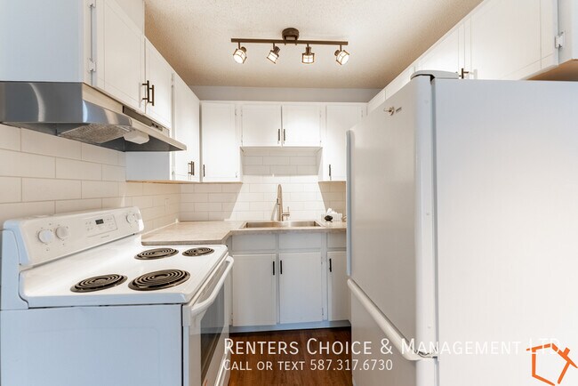 Photo du bâtiment - 1 Bedroom Condo, Assigned Parking, Utilities Included