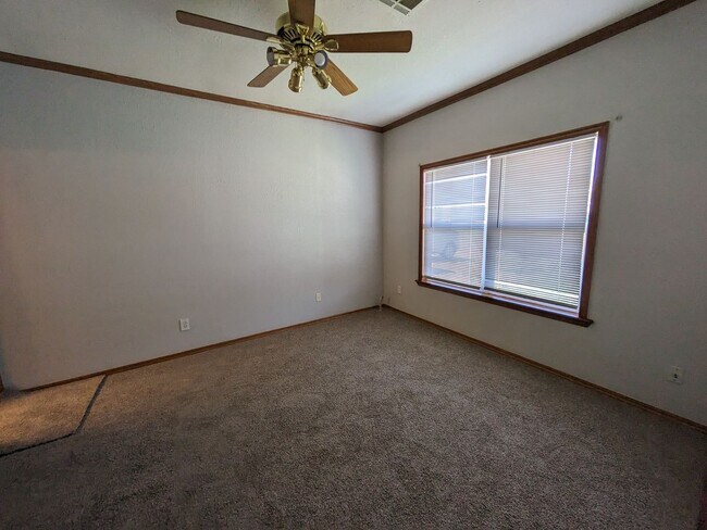 Building Photo - Newly Carpeted 3 bed 2 bath home in Yukon