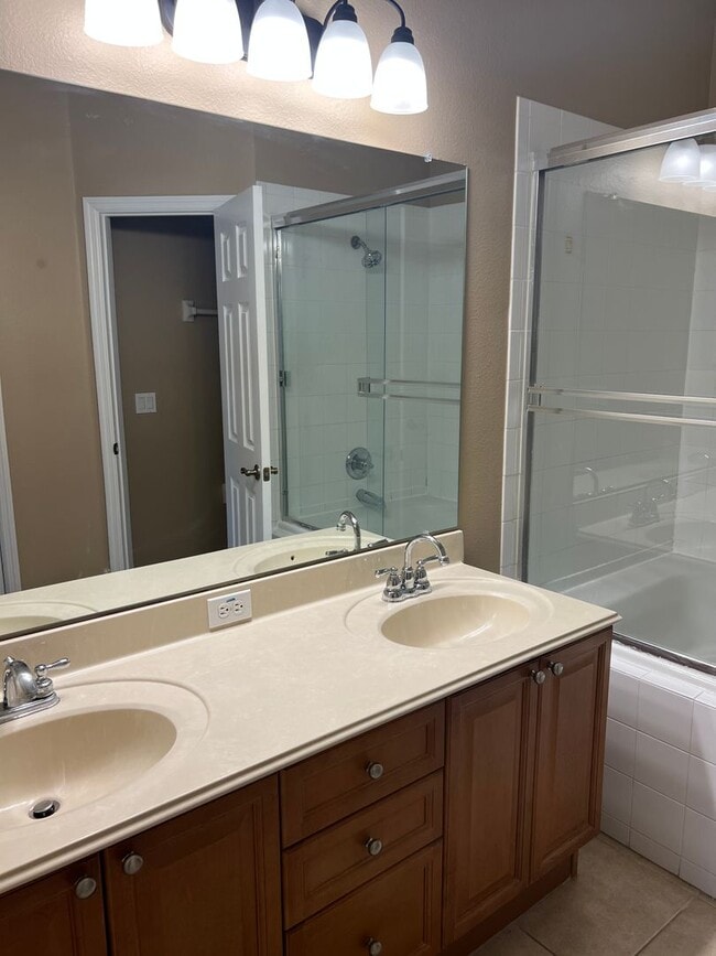 Building Photo - 2/2.5 Townhome in desirable Barclay Reserve!