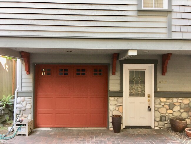 Building Photo - Beautiful Ravenna Town Home