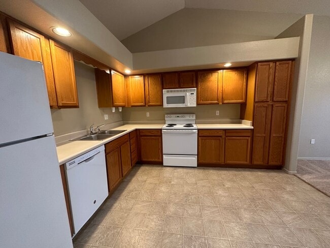 Building Photo - UNIQUE 2 BEDROOM TOWNHOUSE WITH 1 CAR GARAGE