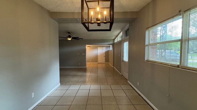 Building Photo - Spacious 5/2 for rent in Normandy Village ...