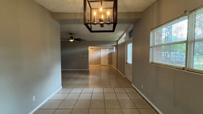 Foto del edificio - Spacious 5/2 for rent in Normandy Village ...