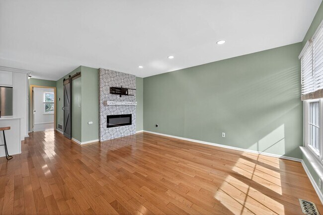 Foto del edificio - Beautiful 2 Bedroom, 1 Bathroom Condo In W...
