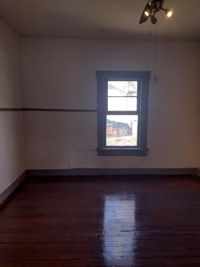 Building Photo - 1528 E 3rd Ave