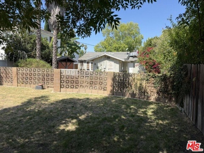 Foto del edificio - 5136 Noble Ave
