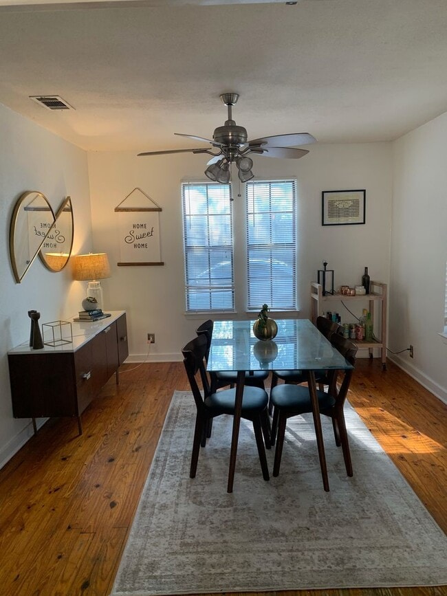 Building Photo - 4 Bedroom in Clarksville- 1610 W. 10th- August Prelease