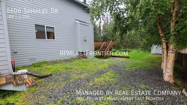 Building Photo - Gorgeous Luxury Three Bedroom Home with Th...