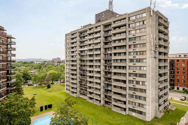 Building Photo - Place Deguire