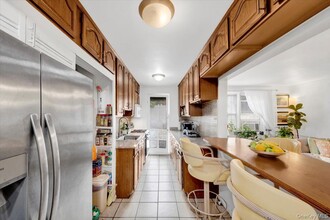 Building Photo - 2630 Kingsbridge Terrace