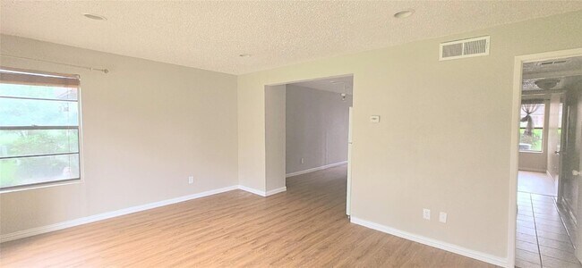 Foto del edificio - 12900 Walden Rd