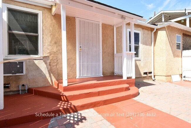 Foto del edificio - 3 Bedroom, 2 Bath House on Shared Lot