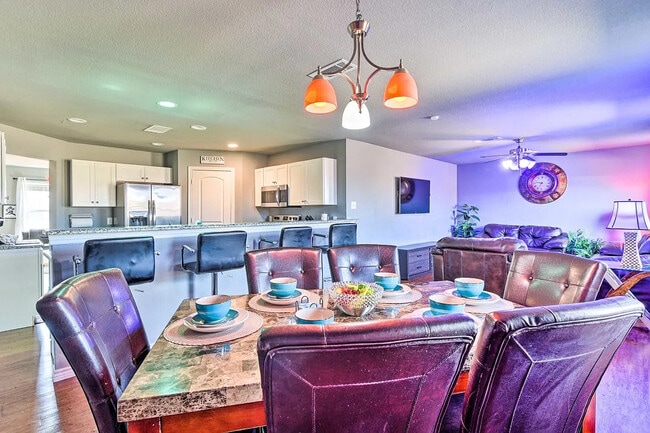 Foto del edificio - Room in House on Canyon Oaks Dr