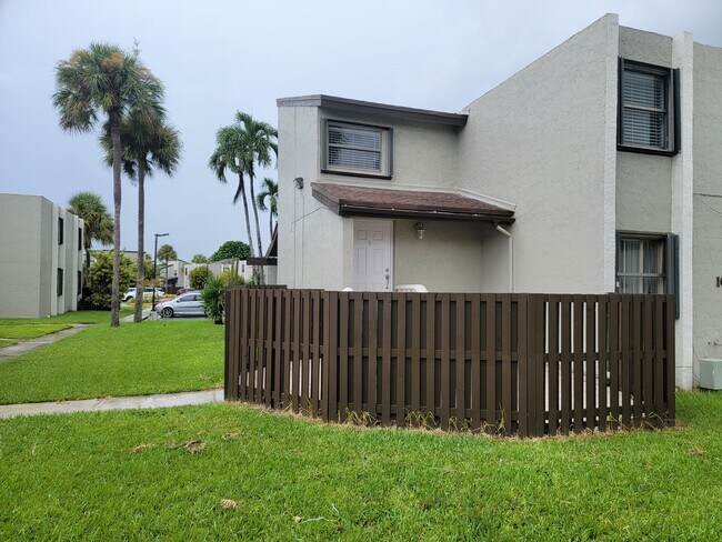 Building Photo - 10040 NW 9th St Cir